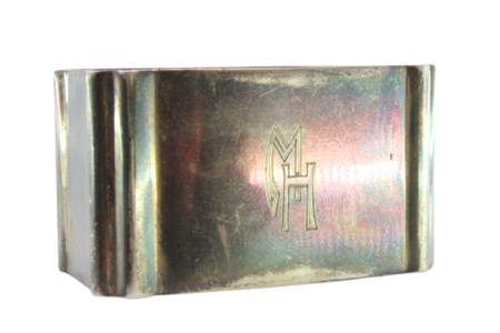  Argola de guardanapo em prata em forma retangular com caneluras relevadas.